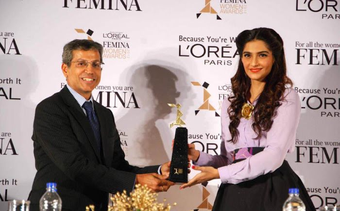 sonam launches loreal femina women awards 2012 photo gallery